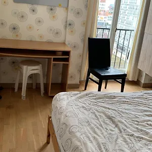 Chambre Spacieuse Et Confortable Il Y A Un Ascenseur Et Idealement Situe Séjour chez l'habitant